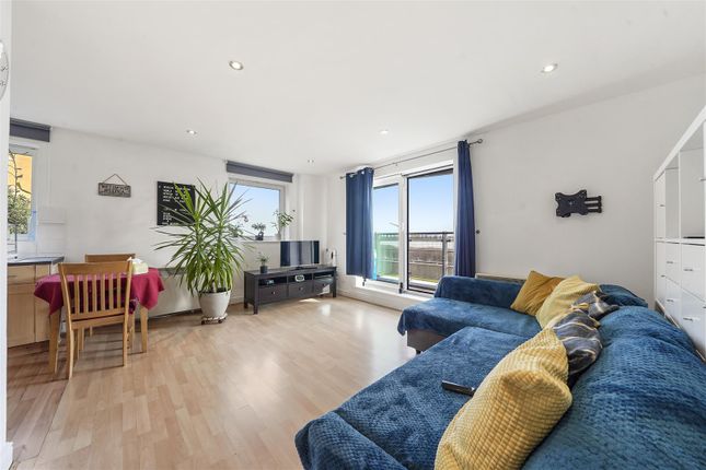 Flat for sale in Inverness Mews, London
