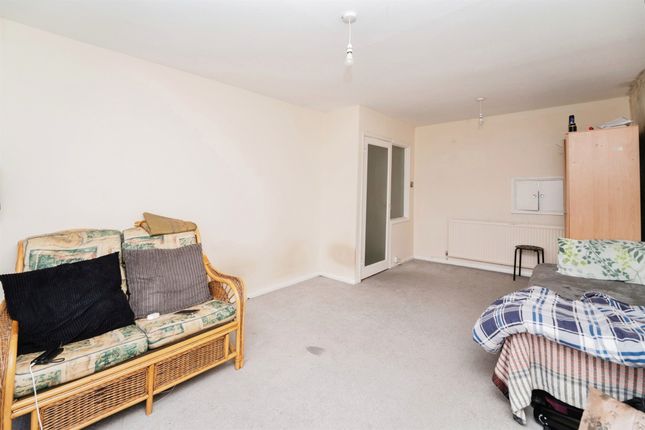 Flat for sale in The Farmlands, Northolt