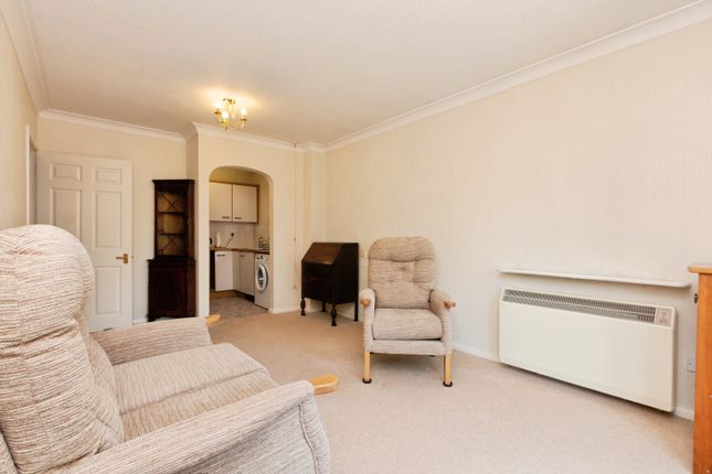 30, Pinewood Court, Fleet photo 3
