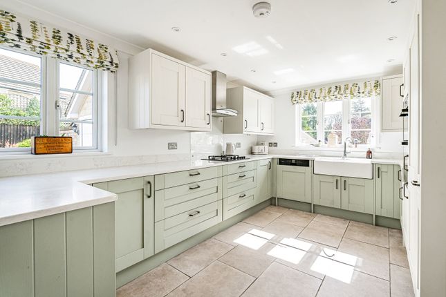 64, Roberts Close, Gloucestershire photo 2