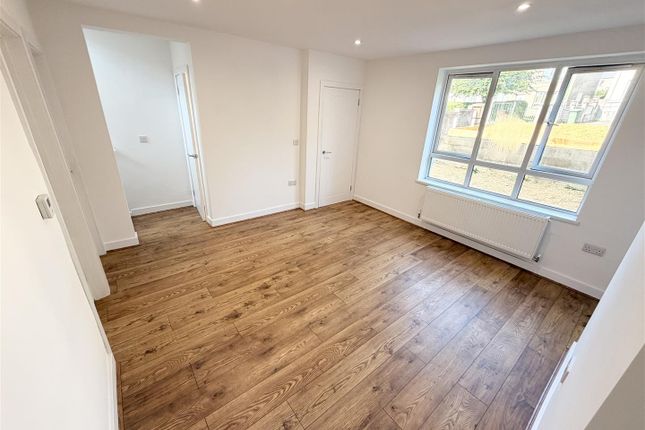 24, Heolddu Grove, Bargoed photo 4