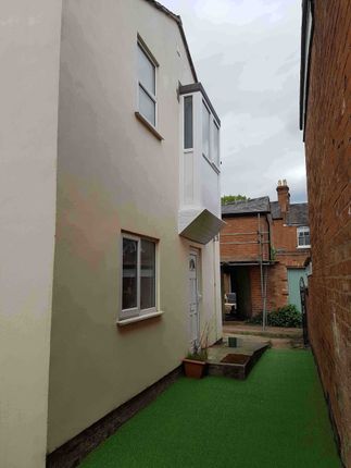 Semi-detached house to rent in Oxford Street, Leamington Spa