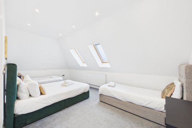 Flat 5, 2B,, Desford Way, Surrey photo 4