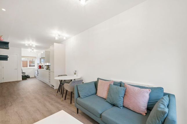 Flat to rent in Perryn Road, London