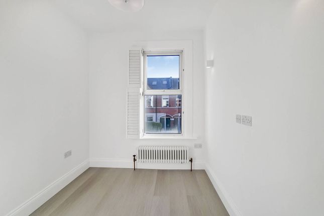 Thumbnail Flat for sale in Penwith Road, Earlsfield, London