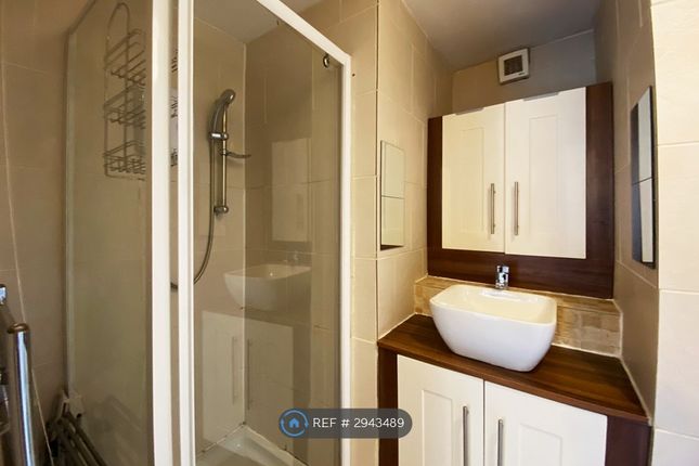 Studio Flat, Humberstone Gate, Leicester photo 4