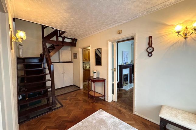 8, Pegg Road, Hounslow photo 2