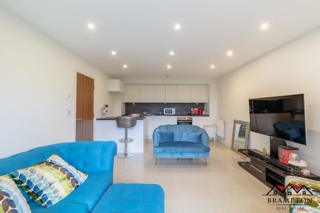 Flat for sale in 3 Shearwater Drive, London