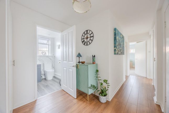 5 Grand Court West, Grand Drive, Leigh-On-Sea photo 3