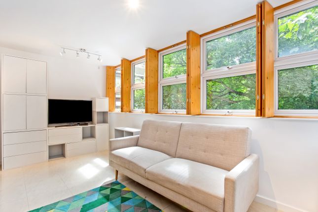 Thumbnail Flat for sale in St Georges Fields, London