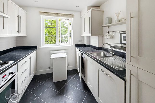 83, Wood Grove, Witham photo 3