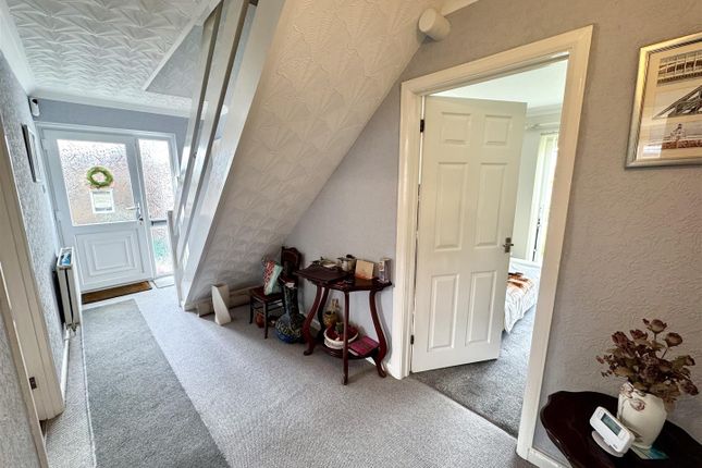 25, Castle Lea, Caldicot photo 4