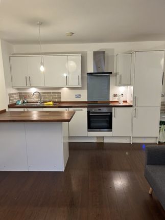 Flat to rent in Benbow Road, London