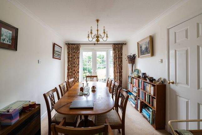 6 Yeats Close, Redhill photo 4