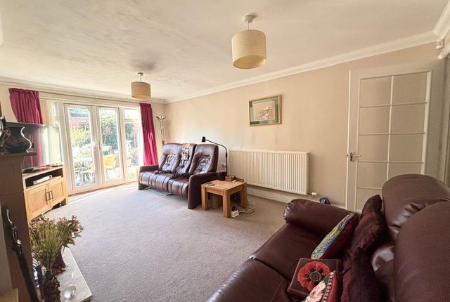 22 Robinson Close, Selsey photo 2