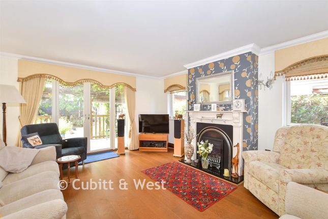 16C, Stonefield Close, Crawley photo 3