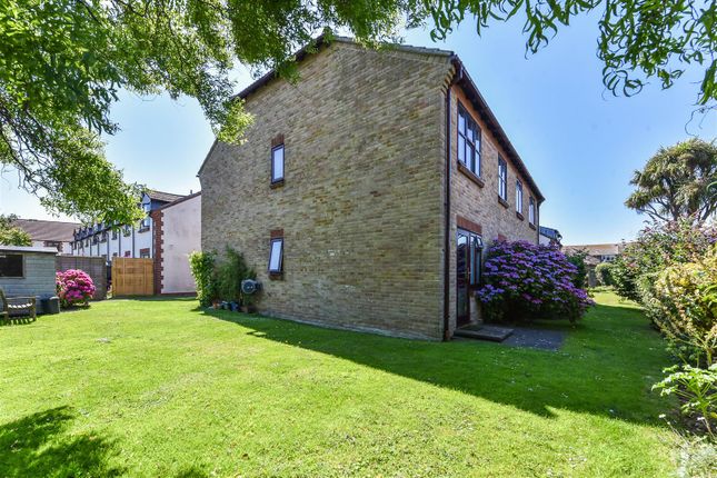 23, Windmill Court, Nr Chichester photo 3