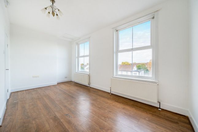 Top Floor Flat, 148, Birchanger Road, London photo 4