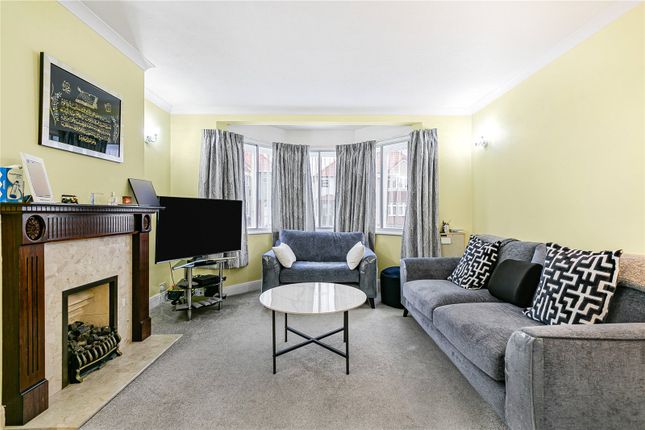 39, Connaught Avenue, Hounslow photo 2