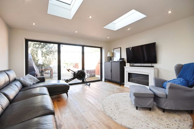 5, Pearcy Close, Romford photo 2
