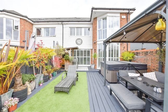4-bed house on Waterside Quay, Aylesford, £525,000