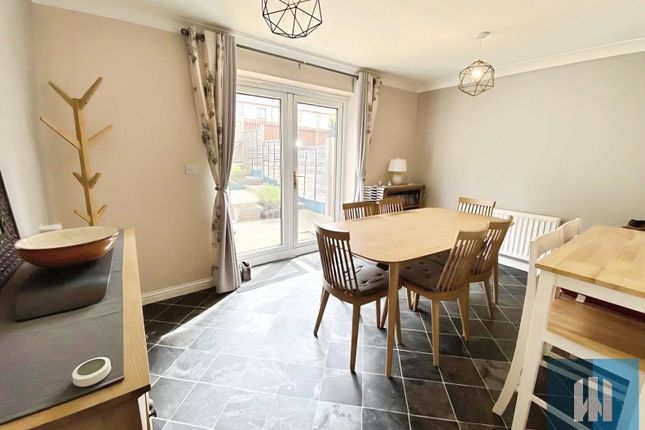 120, Greenlea Court, Huddersfield photo 4
