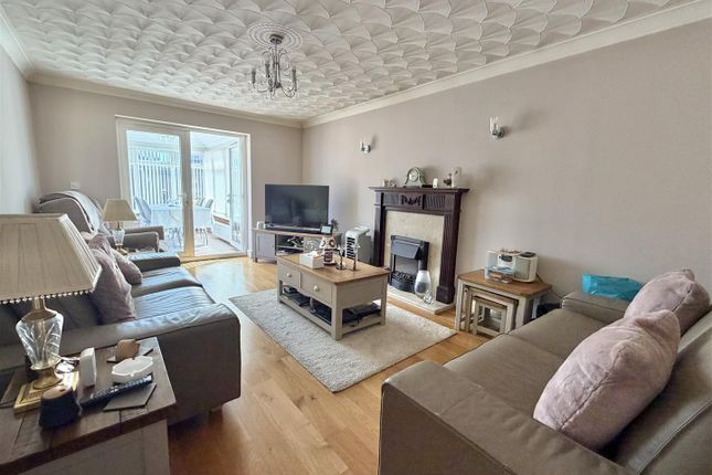 27, Bockings Grove, Clacton-On-Sea photo 4