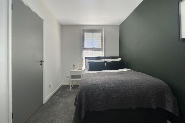 Room 4, 35 Military Road, Colchester photo 4