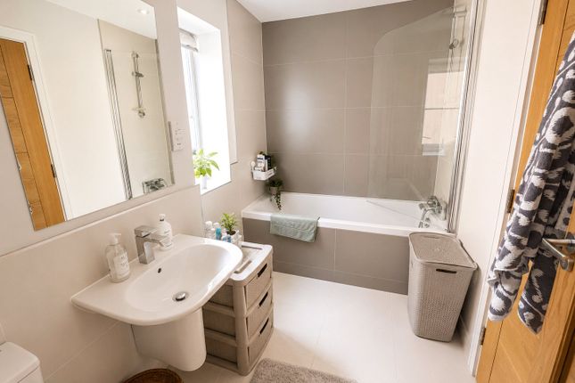 18, Hunters Place, Surrey photo 5