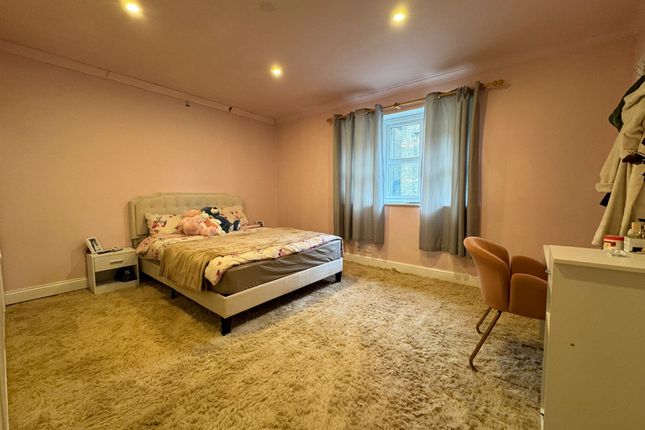 Thumbnail Shared accommodation to rent in Bartlett Close, London