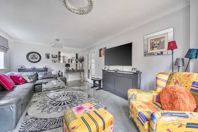 8, Vicarage Close, Horsham photo 3
