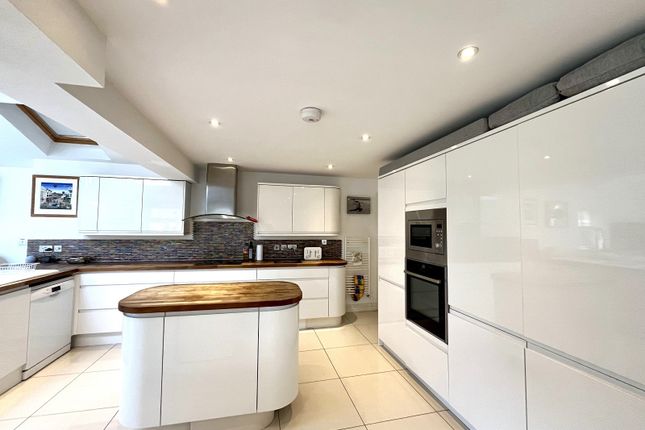 3, Simmons Close, Chessington photo 3