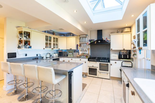 32, Glenfield Road, Betchworth photo 2