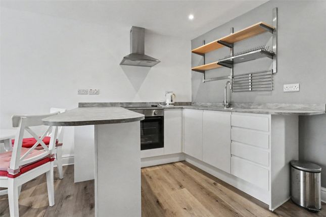 Flat 2 13-14 Broad Street, South Molton, South Molton photo 3