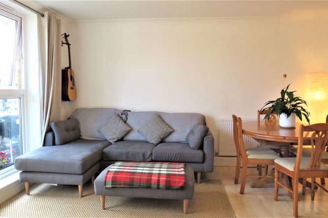 Flat to rent in St. James's Drive, London
