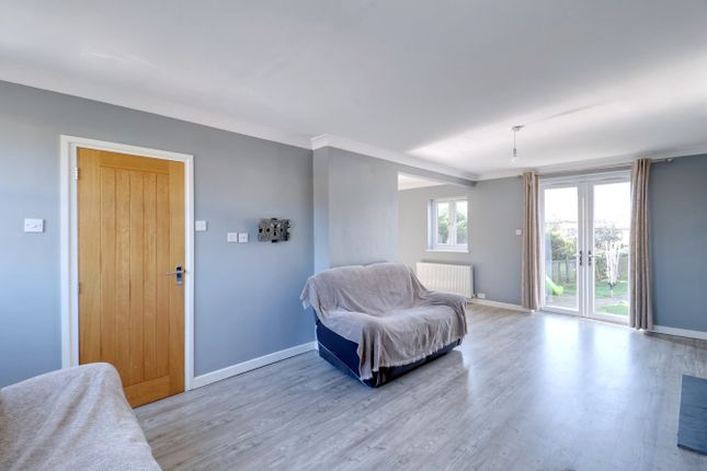 10, Hall Terrace, Aveley photo 3