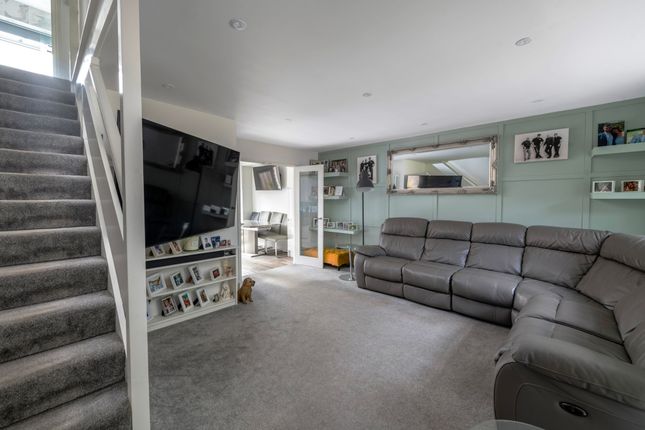 25 Harrison Close, Reigate photo 5