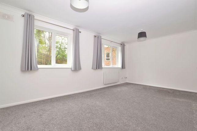 Flat to rent in Court Bushes Road, Whyteleafe
