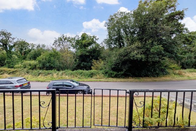 30 Lakeside Gardens, Merthyr Tydfil photo 2