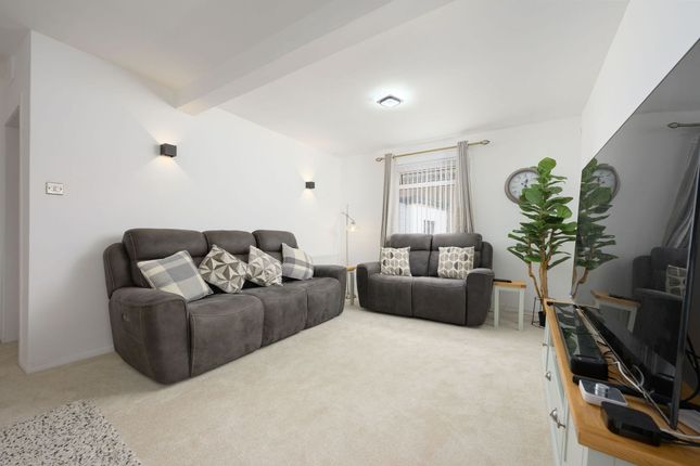 32 Parkview Avenue, Falkirk photo 4