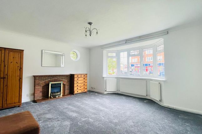 19 Bray Court, North Parade, Chessington photo 3