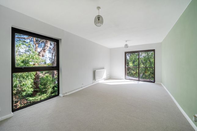 10, Hillcrest, Farnham photo 3