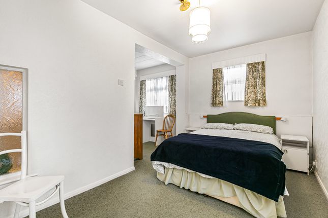 6, Meadow Gardens, Surrey photo 4
