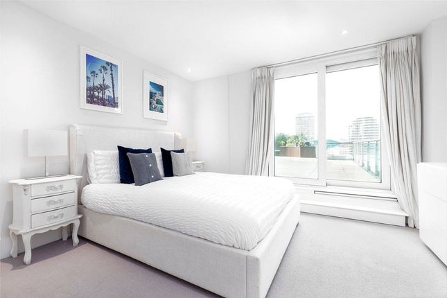 Flat for sale in Bridge House, St George Wharf, London