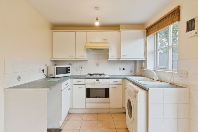 2, Ridge Close, London photo 4
