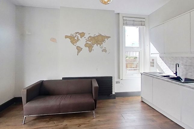 Flat A, 72 Greyhound Lane, London photo 3