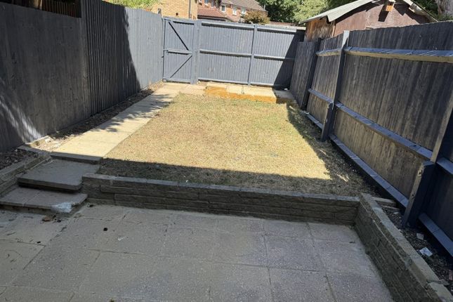 8, Studio Way, Borehamwood photo 2