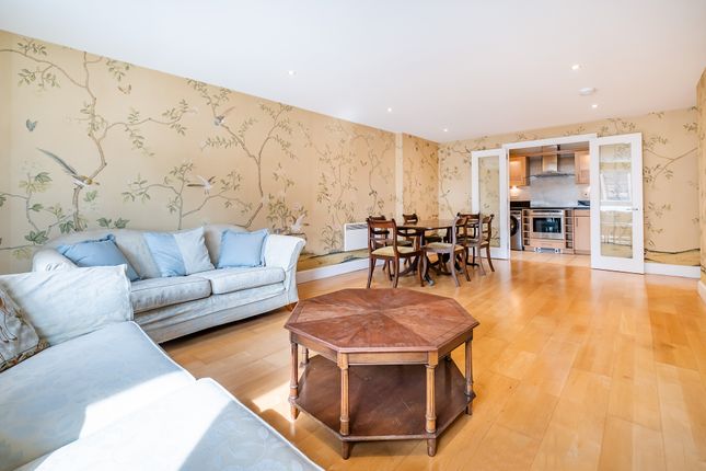 Flat 2, 60, Vauxhall Bridge Road, London photo 4