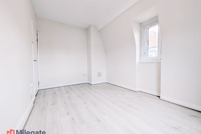 29 Barnfield Gardens, Plumstead Common Road, Greater London photo 3