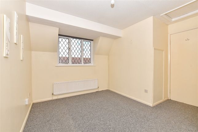 Tulip Close, Croydon photo 4